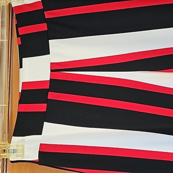 Harve‎ benard women's pull on pants. Medium.  Red, black, and white. Wide leg. - Picture 2 of 7